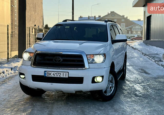 Белый Тойота Секвойя, объемом двигателя 5.7 л и пробегом 240 тыс. км за 20500 $, фото 1 на Automoto.ua