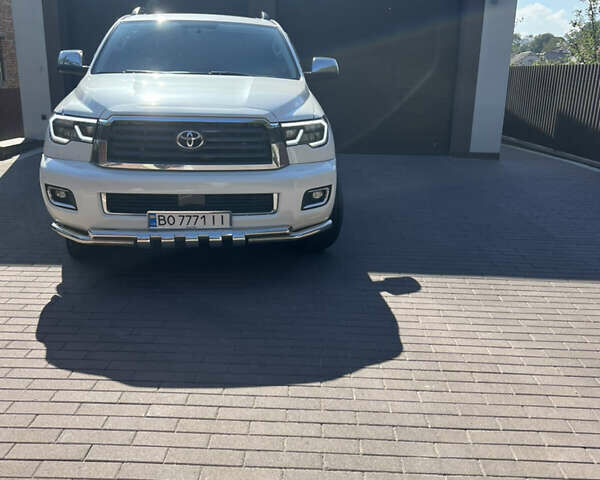 Белый Тойота Секвойя, объемом двигателя 5.7 л и пробегом 182 тыс. км за 36900 $, фото 1 на Automoto.ua