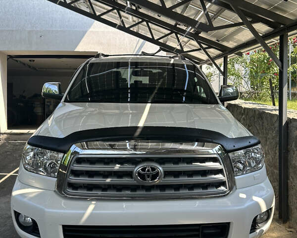 Белый Тойота Секвойя, объемом двигателя 5.66 л и пробегом 225 тыс. км за 33000 $, фото 1 на Automoto.ua