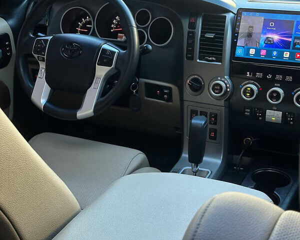 Черный Тойота Секвойя, объемом двигателя 5.7 л и пробегом 105 тыс. км за 42000 $, фото 1 на Automoto.ua