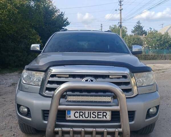Серый Тойота Секвойя, объемом двигателя 5.66 л и пробегом 200 тыс. км за 23000 $, фото 1 на Automoto.ua