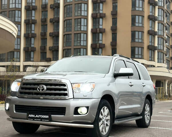 Серый Тойота Секвойя, объемом двигателя 5.69 л и пробегом 208 тыс. км за 30000 $, фото 1 на Automoto.ua