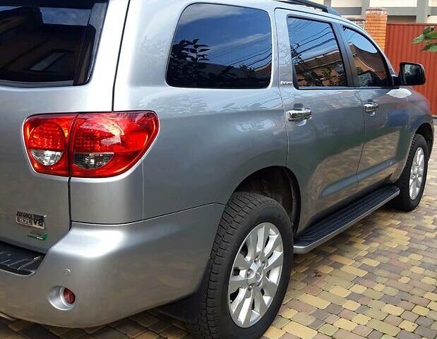 Сірий Тойота Секвойя, об'ємом двигуна 5.7 л та пробігом 93 тис. км за 39800 $, фото 1 на Automoto.ua