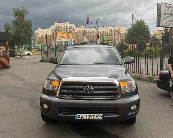 Серый Тойота Секвойя, объемом двигателя 5.7 л и пробегом 81 тыс. км за 32000 $, фото 1 на Automoto.ua