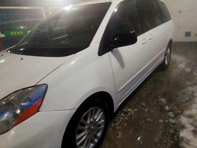 Белый Тойота Сиенна, объемом двигателя 3.5 л и пробегом 170 тыс. км за 10000 $, фото 1 на Automoto.ua