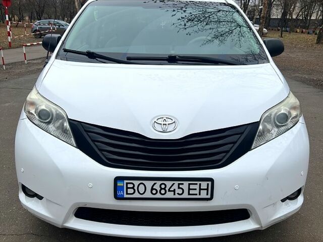 Белый Тойота Сиенна, объемом двигателя 2.7 л и пробегом 19500 тыс. км за 13000 $, фото 1 на Automoto.ua