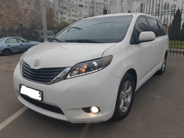 Белый Тойота Сиенна, объемом двигателя 2.7 л и пробегом 132 тыс. км за 15300 $, фото 1 на Automoto.ua