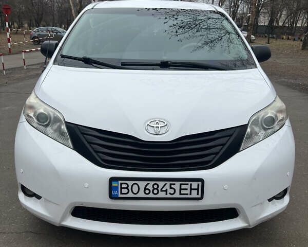 Белый Тойота Сиенна, объемом двигателя 2.7 л и пробегом 195 тыс. км за 13000 $, фото 1 на Automoto.ua