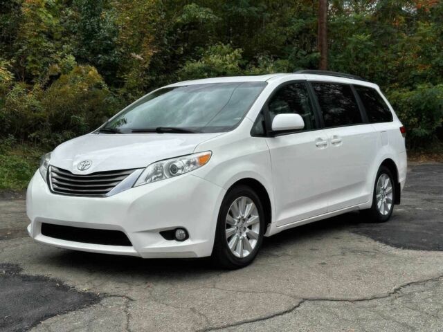 Белый Тойота Сиенна, объемом двигателя 3.5 л и пробегом 80 тыс. км за 10000 $, фото 1 на Automoto.ua