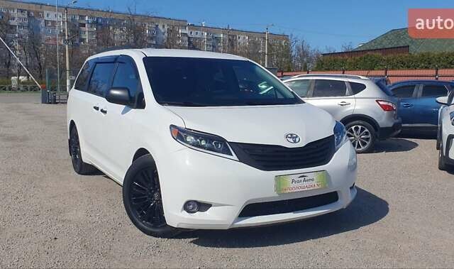 Белый Тойота Сиенна, объемом двигателя 3.5 л и пробегом 168 тыс. км за 17500 $, фото 1 на Automoto.ua