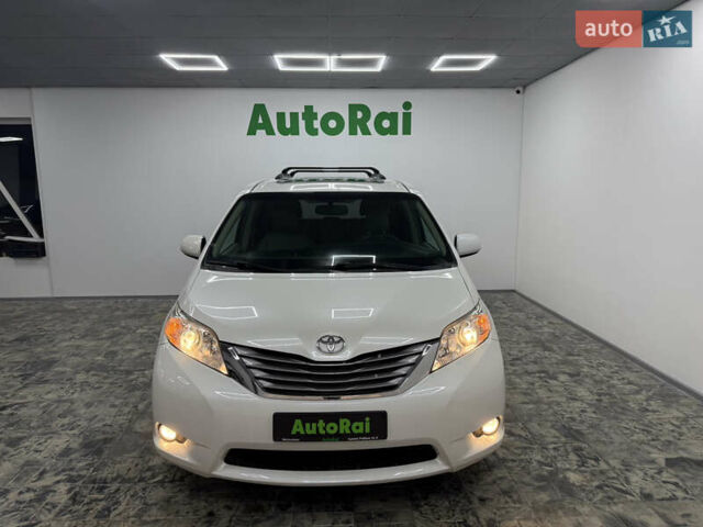 Белый Тойота Сиенна, объемом двигателя 3.46 л и пробегом 123 тыс. км за 26300 $, фото 1 на Automoto.ua