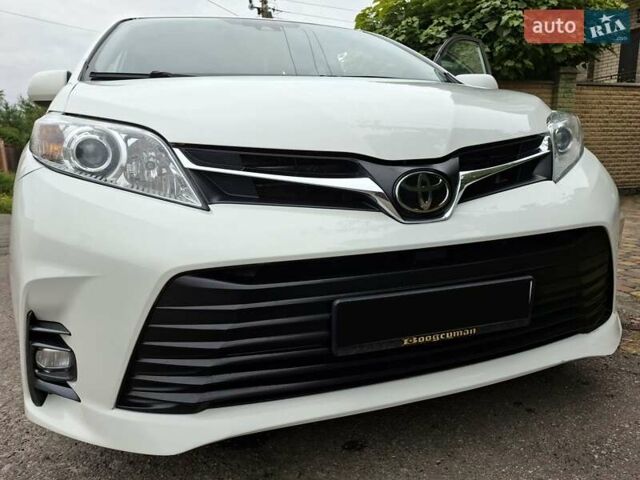 Білий Тойота Сієнна, об'ємом двигуна 3.46 л та пробігом 124 тис. км за 28800 $, фото 1 на Automoto.ua