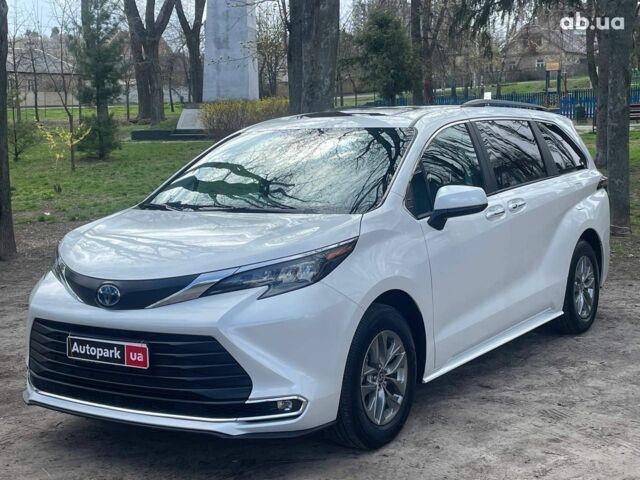 Белый Тойота Сиенна, объемом двигателя 2.5 л и пробегом 15 тыс. км за 54490 $, фото 1 на Automoto.ua