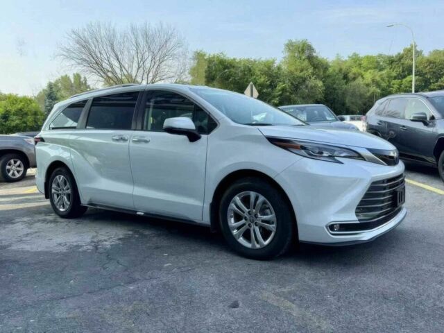 Белый Тойота Сиенна, объемом двигателя 2.5 л и пробегом 26 тыс. км за 17000 $, фото 1 на Automoto.ua