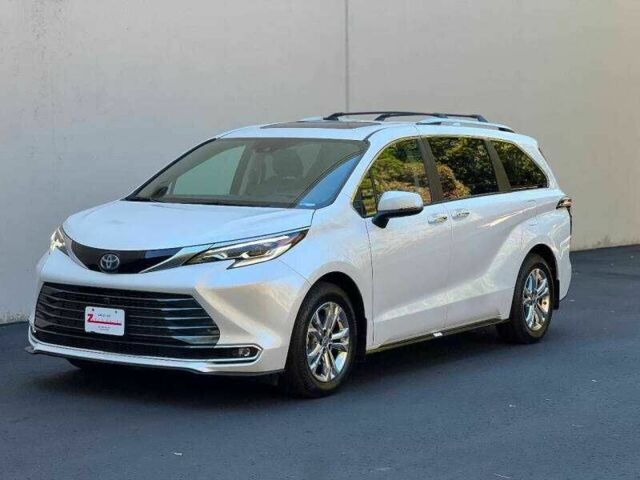 Белый Тойота Сиенна, объемом двигателя 2.5 л и пробегом 13 тыс. км за 29000 $, фото 1 на Automoto.ua