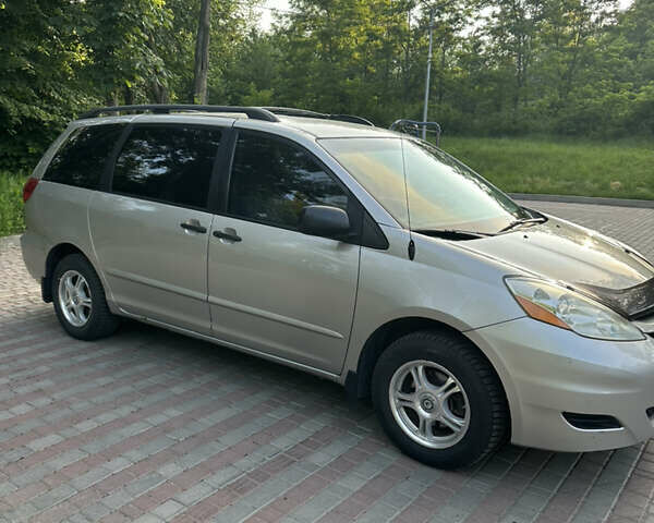 Бежевый Тойота Сиенна, объемом двигателя 3.5 л и пробегом 375 тыс. км за 9800 $, фото 1 на Automoto.ua
