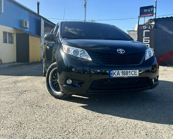 Черный Тойота Сиенна, объемом двигателя 2.69 л и пробегом 160 тыс. км за 14500 $, фото 1 на Automoto.ua