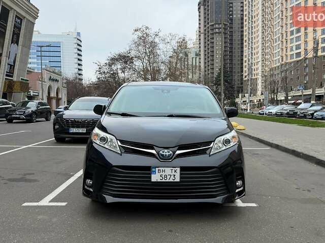 Черный Тойота Сиенна, объемом двигателя 3.46 л и пробегом 184 тыс. км за 18500 $, фото 1 на Automoto.ua