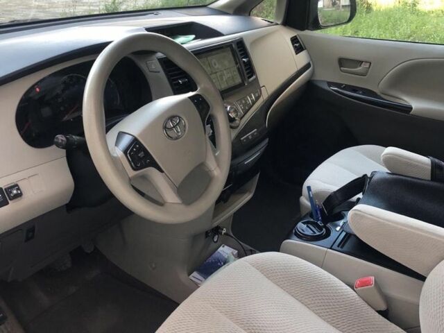 Черный Тойота Сиенна, объемом двигателя 0 л и пробегом 266 тыс. км за 16500 $, фото 1 на Automoto.ua