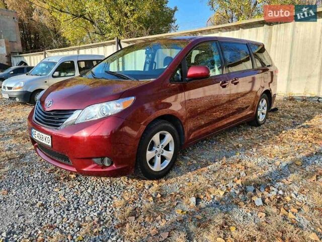 Червоний Тойота Сієнна, об'ємом двигуна 2.7 л та пробігом 280 тис. км за 12900 $, фото 1 на Automoto.ua