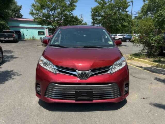 Красный Тойота Сиенна, объемом двигателя 3.5 л и пробегом 42 тыс. км за 15000 $, фото 1 на Automoto.ua