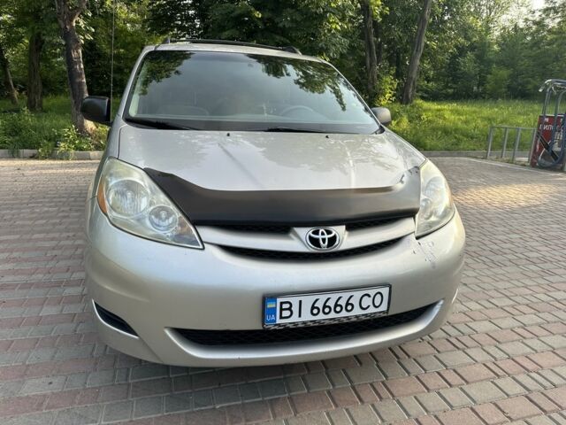 Серый Тойота Сиенна, объемом двигателя 3.5 л и пробегом 300 тыс. км за 10000 $, фото 1 на Automoto.ua