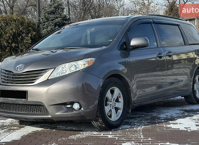 Серый Тойота Сиенна, объемом двигателя 3.5 л и пробегом 286 тыс. км за 14999 $, фото 1 на Automoto.ua
