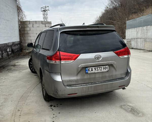 Серый Тойота Сиенна, объемом двигателя 3.46 л и пробегом 314 тыс. км за 15000 $, фото 1 на Automoto.ua