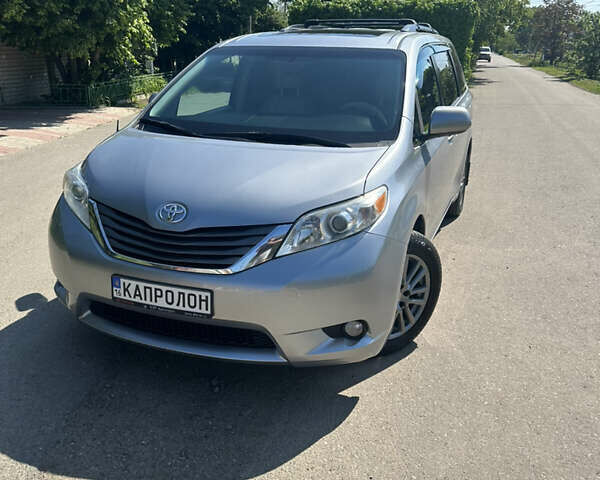 Сірий Тойота Сієнна, об'ємом двигуна 3.46 л та пробігом 198 тис. км за 18500 $, фото 1 на Automoto.ua