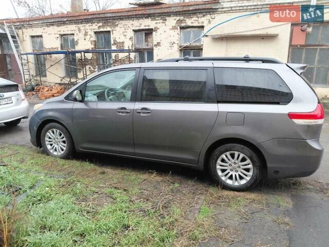 Серый Тойота Сиенна, объемом двигателя 3.46 л и пробегом 127 тыс. км за 15500 $, фото 1 на Automoto.ua