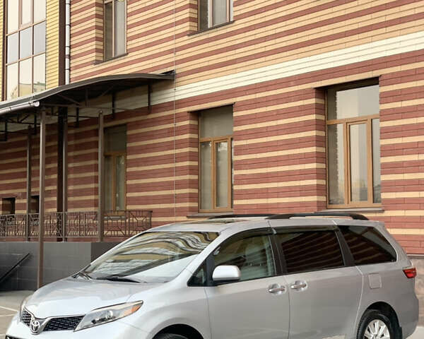 Серый Тойота Сиенна, объемом двигателя 3.5 л и пробегом 117 тыс. км за 20000 $, фото 1 на Automoto.ua