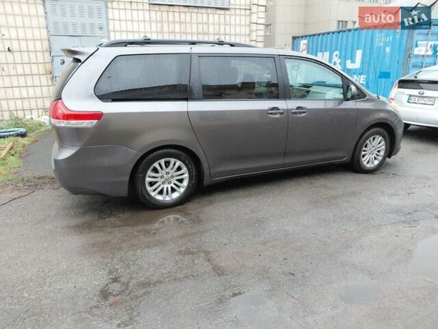 Сірий Тойота Сієнна, об'ємом двигуна 3.5 л та пробігом 204 тис. км за 15890 $, фото 1 на Automoto.ua