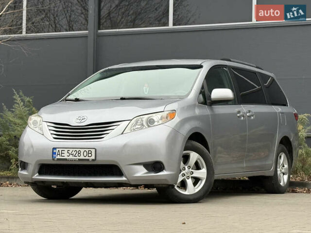 Серый Тойота Сиенна, объемом двигателя 3.46 л и пробегом 240 тыс. км за 15900 $, фото 1 на Automoto.ua