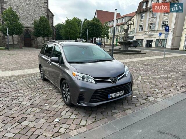 Серый Тойота Сиенна, объемом двигателя 3.46 л и пробегом 139 тыс. км за 20000 $, фото 1 на Automoto.ua