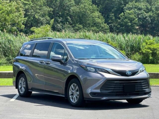 Серый Тойота Сиенна, объемом двигателя 2.5 л и пробегом 23 тыс. км за 13600 $, фото 1 на Automoto.ua