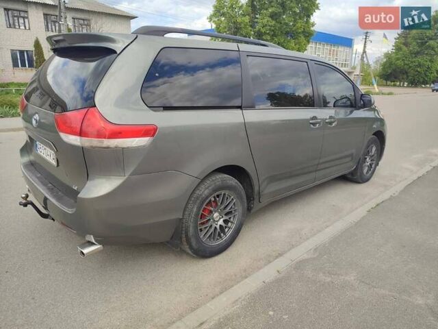 Зелений Тойота Сієнна, об'ємом двигуна 3.5 л та пробігом 295 тис. км за 16500 $, фото 1 на Automoto.ua