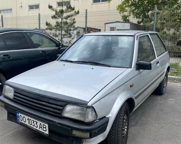 Серый Тойота Старлет, объемом двигателя 1 л и пробегом 280 тыс. км за 1100 $, фото 1 на Automoto.ua