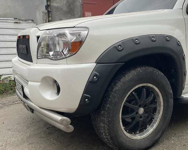 Белый Тойота Такома, объемом двигателя 2.7 л и пробегом 270 тыс. км за 9500 $, фото 1 на Automoto.ua