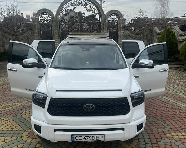 Белый Тойота Тундра, объемом двигателя 5.66 л и пробегом 8 тыс. км за 52000 $, фото 1 на Automoto.ua