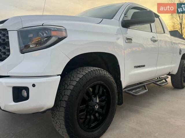 Белый Тойота Тундра, объемом двигателя 5.66 л и пробегом 142 тыс. км за 43700 $, фото 1 на Automoto.ua