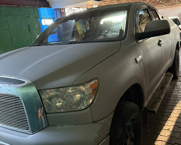 Серый Тойота Тундра, объемом двигателя 5.66 л и пробегом 308 тыс. км за 19000 $, фото 1 на Automoto.ua