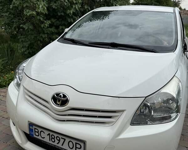Белый Тойота Версо, объемом двигателя 1.6 л и пробегом 200 тыс. км за 9500 $, фото 1 на Automoto.ua