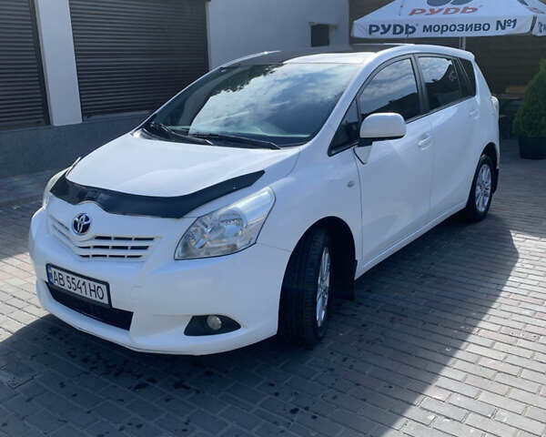 Білий Тойота Версо, об'ємом двигуна 2 л та пробігом 250 тис. км за 8200 $, фото 1 на Automoto.ua