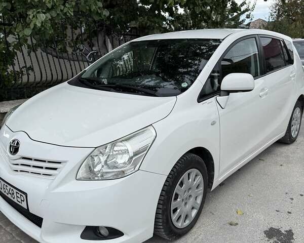 Белый Тойота Версо, объемом двигателя 1.8 л и пробегом 212 тыс. км за 8300 $, фото 1 на Automoto.ua