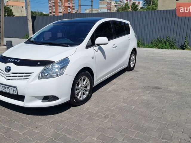 Белый Тойота Версо, объемом двигателя 2 л и пробегом 260 тыс. км за 8200 $, фото 1 на Automoto.ua