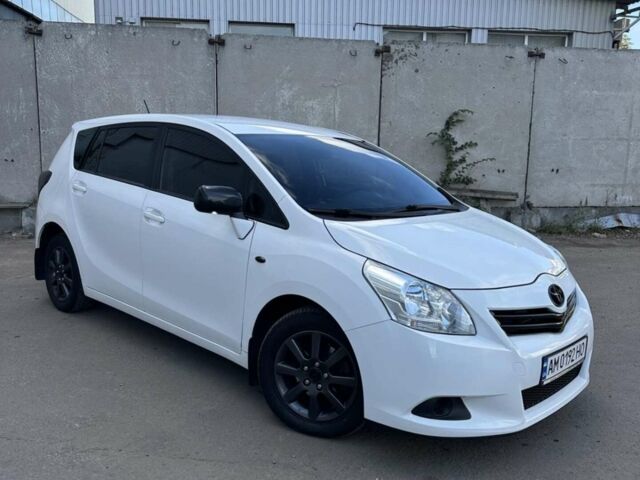Білий Тойота Версо, об'ємом двигуна 2 л та пробігом 236 тис. км за 9300 $, фото 1 на Automoto.ua