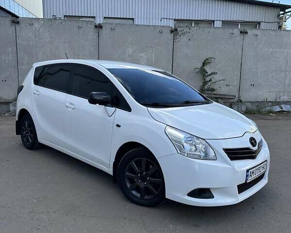 Белый Тойота Версо, объемом двигателя 2 л и пробегом 230 тыс. км за 9500 $, фото 1 на Automoto.ua