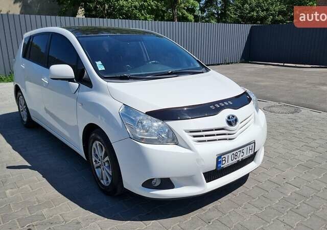 Белый Тойота Версо, объемом двигателя 2 л и пробегом 260 тыс. км за 9000 $, фото 1 на Automoto.ua
