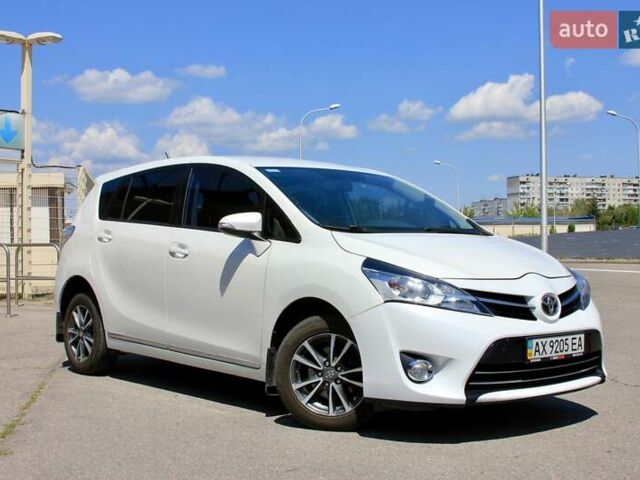 Белый Тойота Версо, объемом двигателя 1.8 л и пробегом 325 тыс. км за 9999 $, фото 1 на Automoto.ua