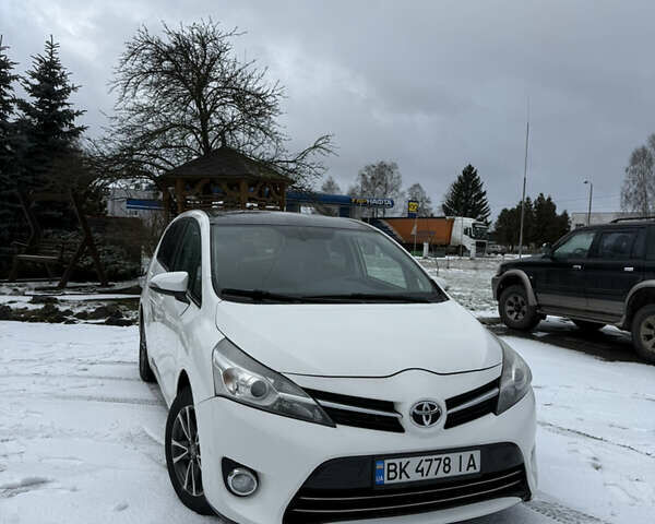 Білий Тойота Версо, об'ємом двигуна 2 л та пробігом 295 тис. км за 10500 $, фото 1 на Automoto.ua